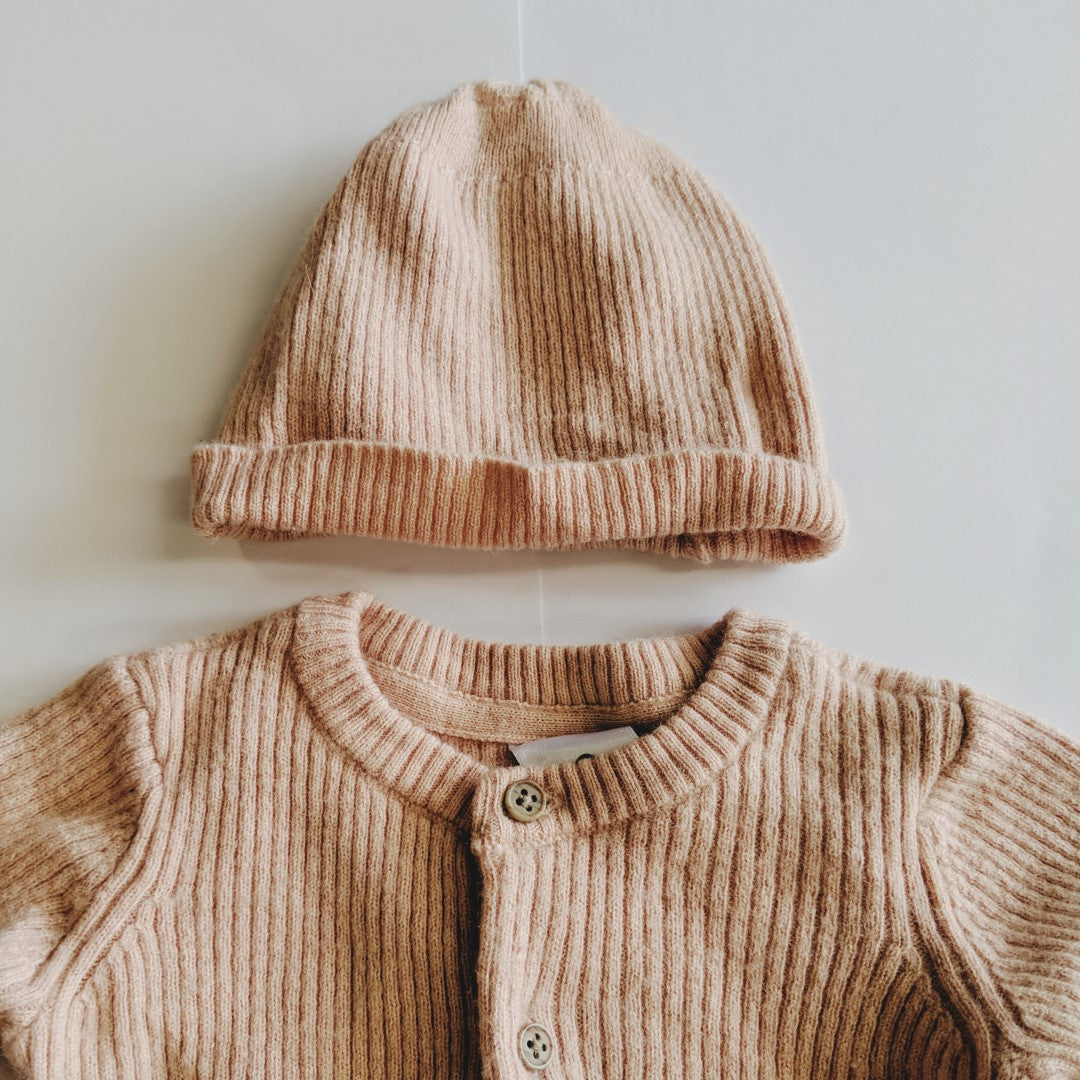 Warm woolen ribbed beige onesie with beanie - size 000