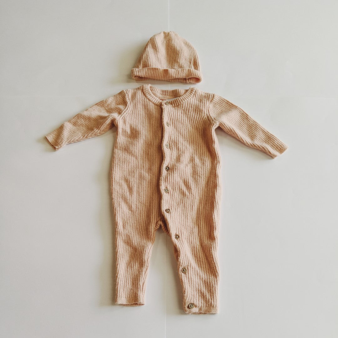 Warm woolen ribbed beige onesie with beanie - size 000
