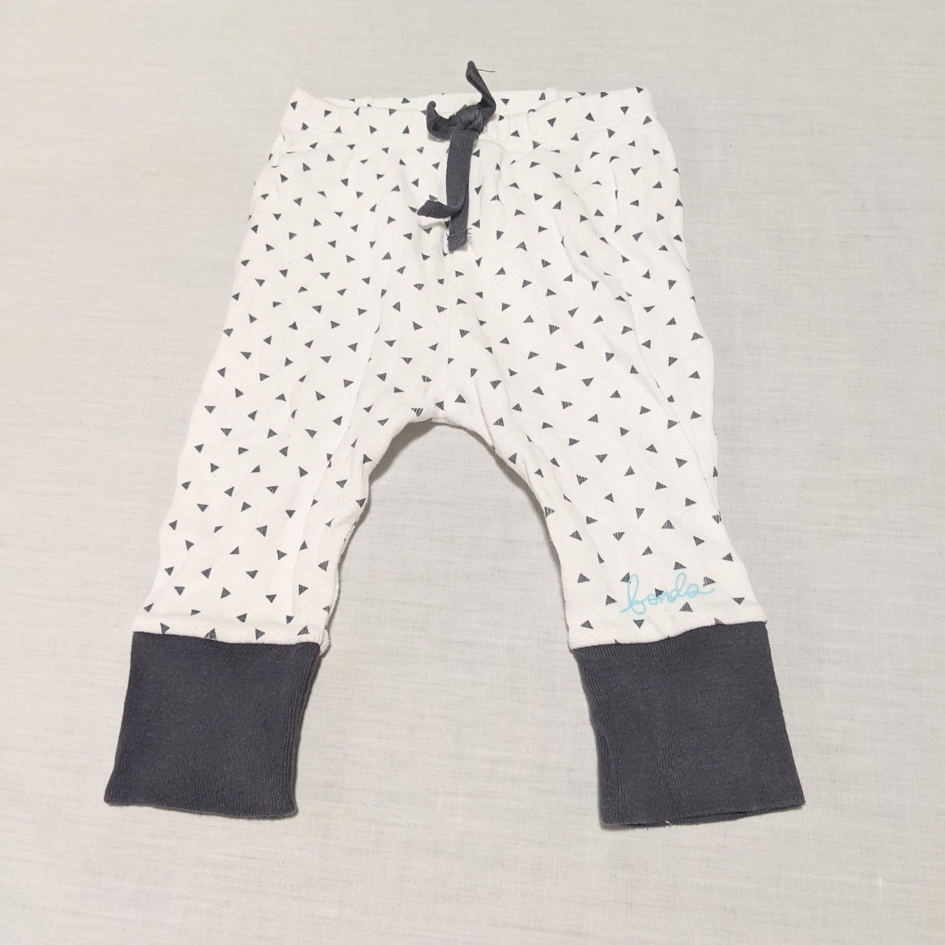 White & black triangle patterned pants - size 00